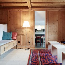 Primärer Wohnbereich mit Wänden aus Holz und zahlreichen Sitzmöglichkeiten