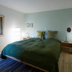 Drittes Schlafzimmer des Hauses mit weiss-hellgrün gestrichenen Wänden